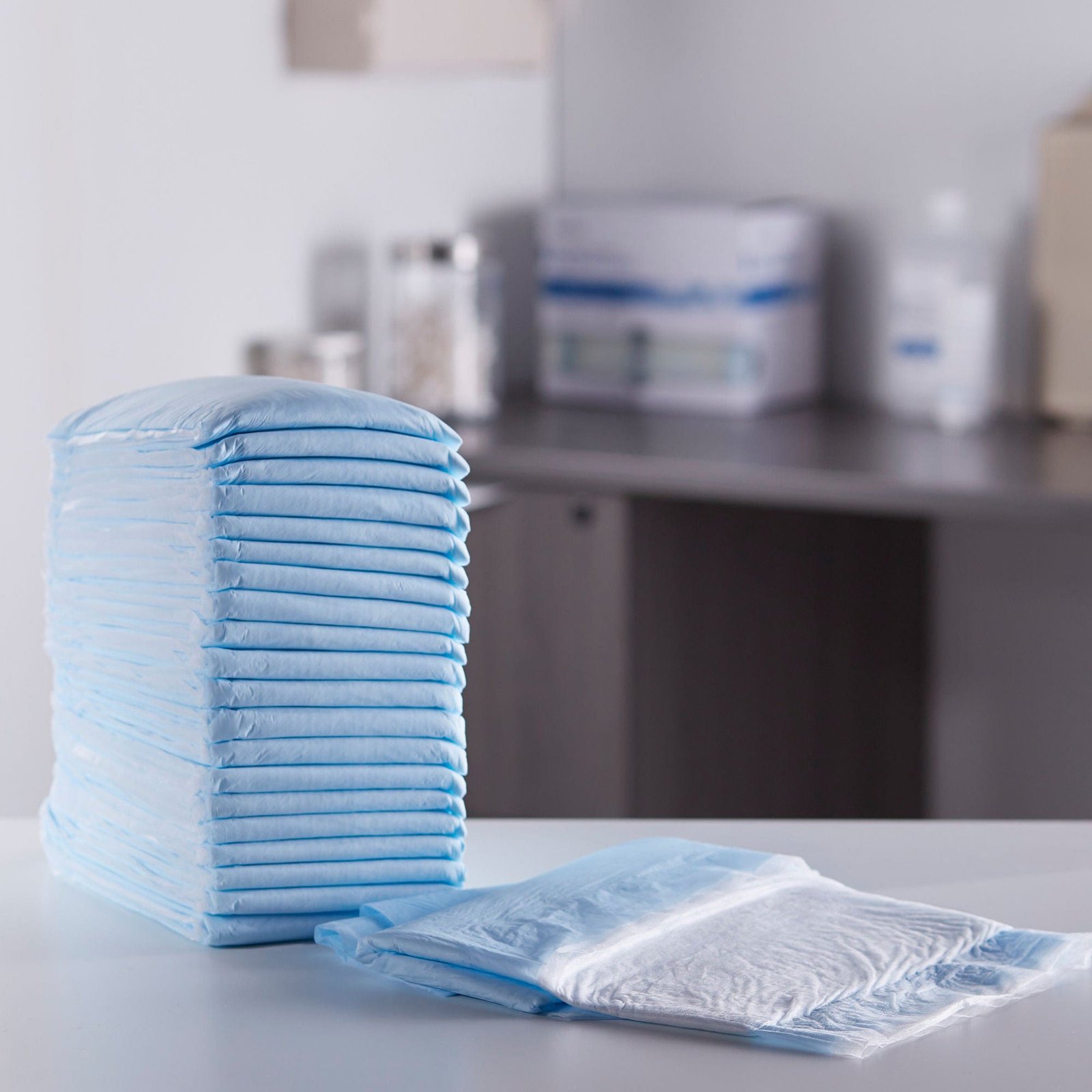 Underpad McKesson 23 X 36 Inch Disposable Polymer Moderate Absorbency 671823 - 4033 671823 – 4033 - Image 5